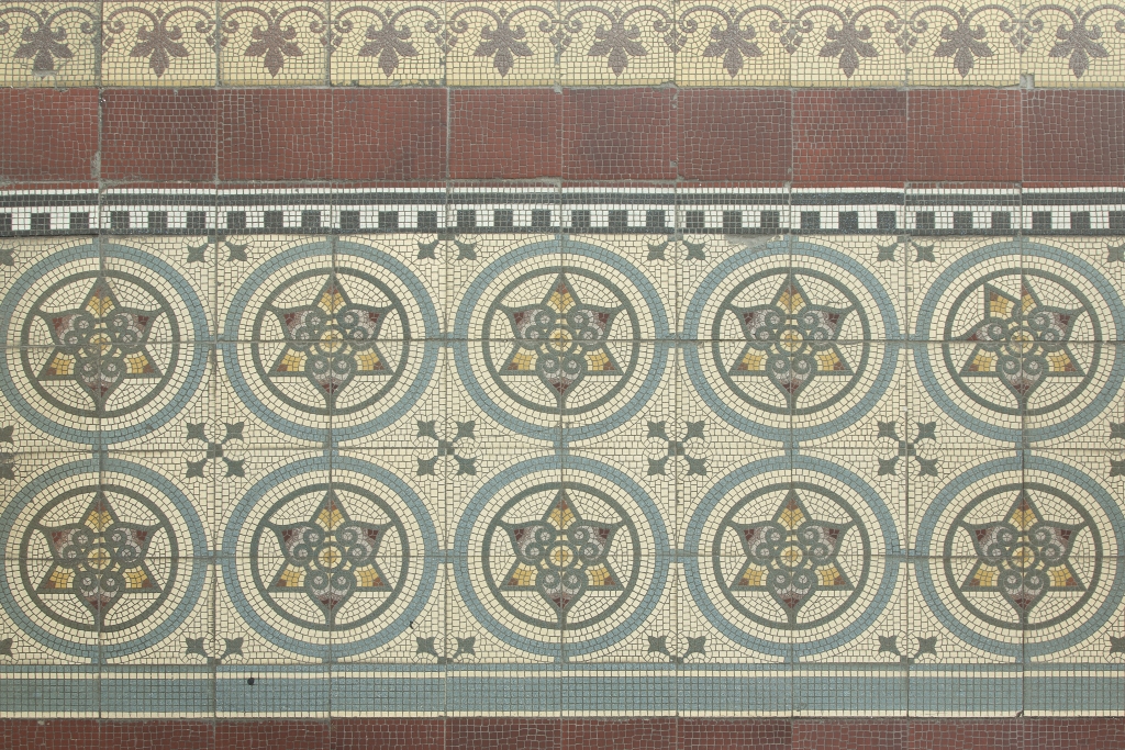 Farbige Bodenfliesen von Villeroy & Boch von 1911