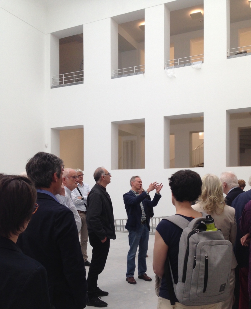 Mitglieder des Fördervereins für das Baukunstarchiv würdigten die rasanten Fortschritte des Projekts