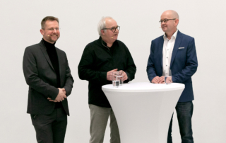 Peter Dahmen (links) und Sebastian Wien (rechts) im Gespräch mit Günter Rückert – Foto: Christine Kämmerer