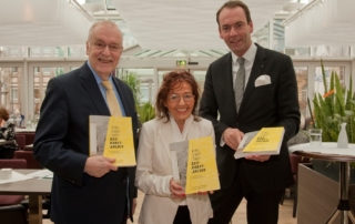 (v.l.): Manfred Sauer (Bürgermeister Stadt Dortmund), Annie Sarfeld (1. Vorsitzende ProKULTUR) und Markus Lehrmann (Geschäftsführer Baukunstarchiv NRW) – Foto: Michael Wiczoreck