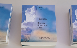 Ausstellungskatalog „Drama, Raum und Licht“ (Hrsg.: Markus Lehrmann, Wolfgang Sonne | 228 Seiten | 168 Abbildungen | 34,- EUR | ISBN: 978-3-86206-981-1 |Verlag Kettler | Verkauf im Baukunstarchiv NRW), Foto: Detlef Podehl