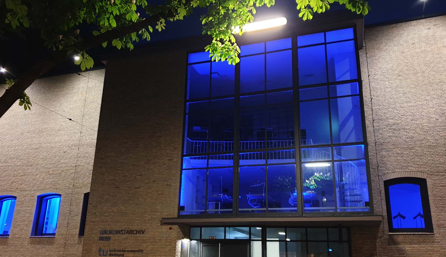 Das Baukunstarchiv NRW erstrahlte anlässlich des Europatags am 9. Mai in blauem Licht. - Foto: Julia Neuhaus - Vorschaubild