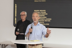 Prof. Rolf Sachsse und Prof. Wolfgang Sonne begrüßten die Gäste und führten in die Ausstellung ein. - Foto: Detlef Podehl