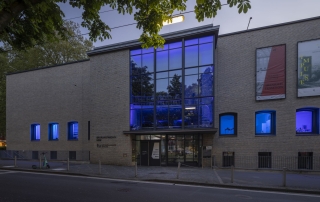 Das Baukunstarchiv NRW in Dortmund hat am Europatag teilgenommen – und erstrahlte am 9. Mai in leuchtend blauer Farbe. - Foto: Detlef Podehl