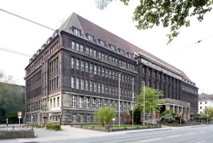 Ein Gebäude mit einem Grünstreifen: Das Verwaltungsgebäude der Dortmunder Union.- Foto: Thomas Robbin/Architektur-Bildarchiv