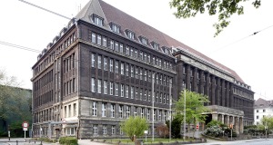 Ein Gebäude mit einem Grünstreifen: Das Verwaltungsgebäude der Dortmunder Union.- Foto: Thomas Robbin/Architektur-Bildarchiv