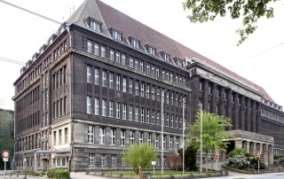 Ein Gebäude mit einem Grünstreifen: Das Verwaltungsgebäude der Dortmunder Union.- Foto: Thomas Robbin/Architektur-Bildarchiv