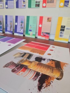 Informationstafeln zeigen Hinweise zur Erstellung und zum Einsatz von Farbe.