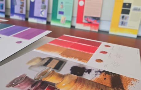 Informationstafeln zeigen Hinweise zur Erstellung und zum Einsatz von Farbe.