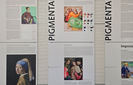 Informationstafeln zeigen Hinweise zur Erstellung und zum Einsatz von Farbe.