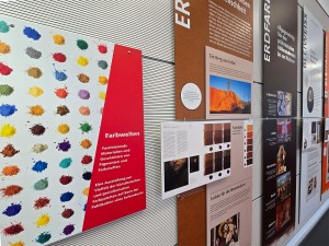 Informationstafeln zeigen Hinweise zur Erstellung und zum Einsatz von Farbe.