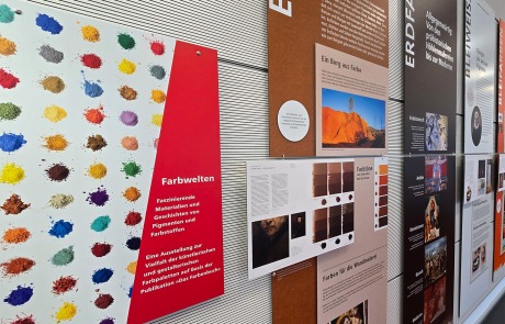 Informationstafeln zeigen Hinweise zur Erstellung und zum Einsatz von Farbe.