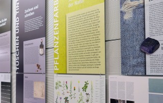 Informationstafeln zeigen Hinweise zur Erstellung und zum Einsatz von Farbe.