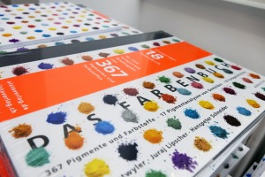 Ein Buch mit der Aufschrift (unter anderem)