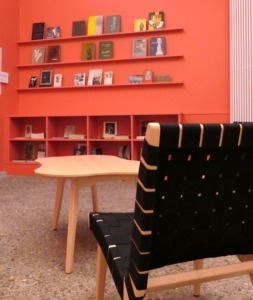 Ein Raum mit Bücherregalen, Sitzmöglichkeiten und einem Couchtisch.