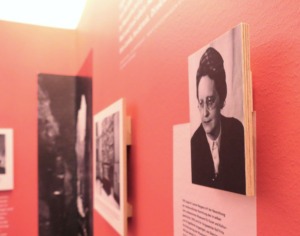 Blick in eine Ausstellung mit Text- und Fototafeln, die in schwarz/weiß dargestellt werden.