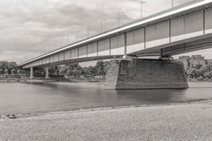 Eine Brücke, das Foto ist in schwarz-weiß gehalten