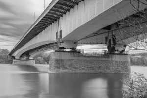 Eine Brücke, das Foto ist in schwarz-weiß gehalten
