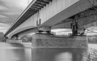 Eine Brücke, das Foto ist in schwarz-weiß gehalten