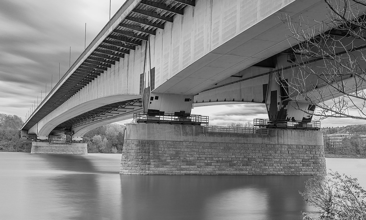 Eine Brücke, das Foto ist in schwarz-weiß gehalten