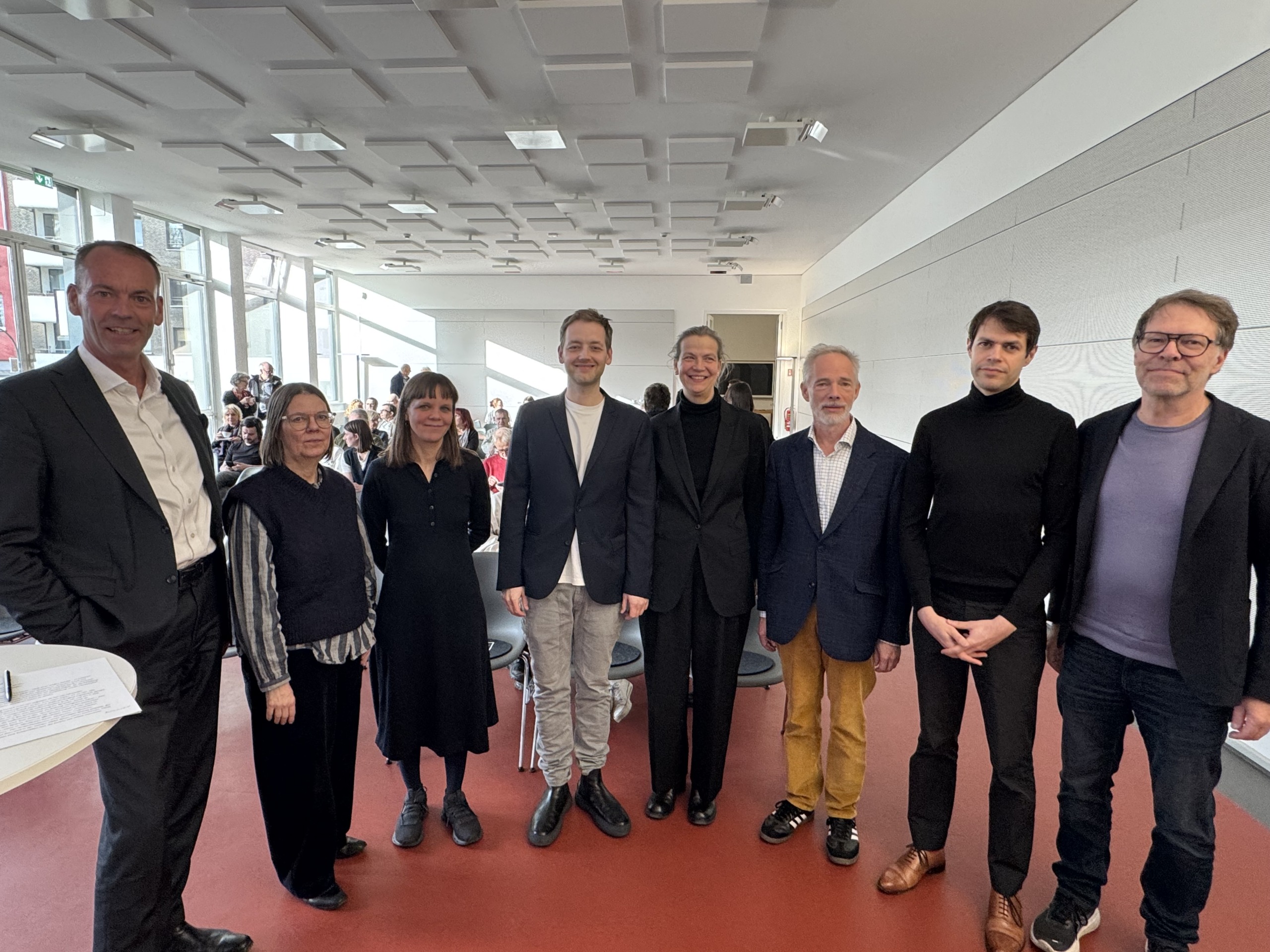 Zum Symposium sprachen u.a. (v. l.): Markus Lehrmann, Dr. Vanessa Joan Müller, Lea Schleiffenbaum, Dr. Jacques Heinrich Toussaint, Prof. Heike Hanada, Prof. Dr. Wolfgang Sonne, Esper Postma, Georg Elben. - Foto: Melina Beierle / Architektenkammer NRW