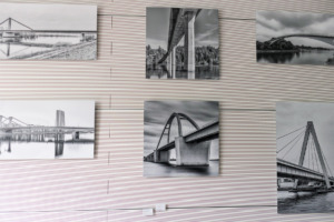 Eine Wand, mit Fotografien behangen