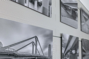 Eine Wand mit Fotografien.