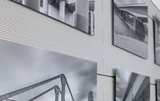 Eine Wand mit Fotografien.