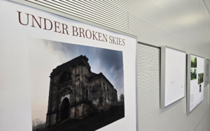 Bilder an einer Wand gerahmt.