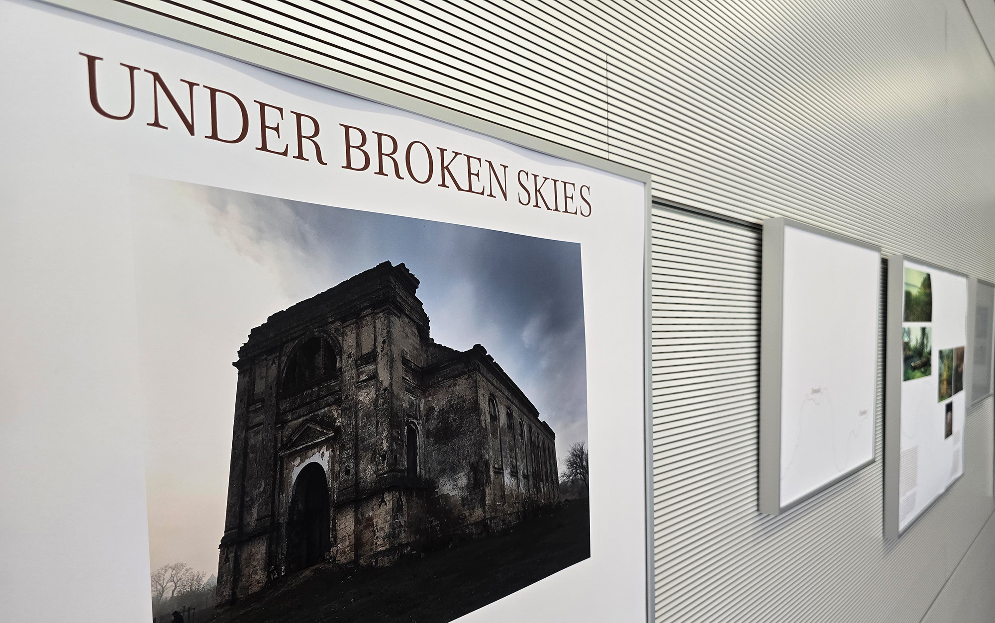 Bilder an einer Wand gerahmt.